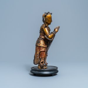 A Chinese lacquered and gilt bronze figure of a servant, Ming — 照片 5