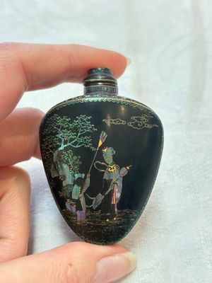 A Chinese lacquered and mother-of-pearl-inlaid 'Chang'e 嫦娥' snuff bottle, Qianlong mark and of the period — foto 1