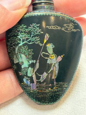 A Chinese lacquered and mother-of-pearl-inlaid 'Chang'e 嫦娥' snuff bottle, Qianlong mark and of the period — foto 7