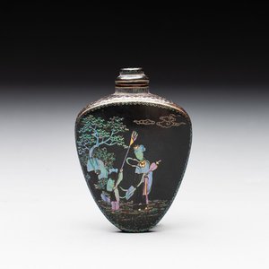 A Chinese lacquered and mother-of-pearl-inlaid 'Chang'e 嫦娥' snuff bottle, Qianlong mark and of the period — foto 1