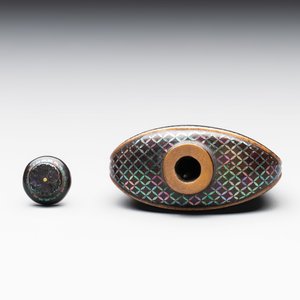 A Chinese lacquered and mother-of-pearl-inlaid 'Chang'e 嫦娥' snuff bottle, Qianlong mark and of the period — foto 5
