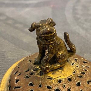 A Chinese lacquered and parcel-gilt bronze tripod censer and cover, Ming — 照片 16