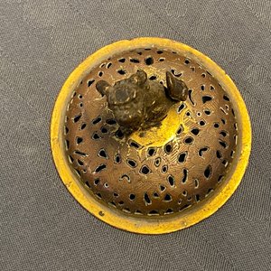 A Chinese lacquered and parcel-gilt bronze tripod censer and cover, Ming — 照片 17