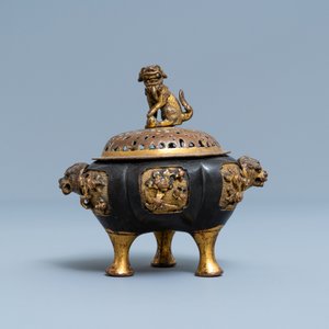 A Chinese lacquered and parcel-gilt bronze tripod censer and cover, Ming — 照片 2