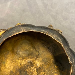 A Chinese lacquered and parcel-gilt bronze tripod censer and cover, Ming — 照片 10