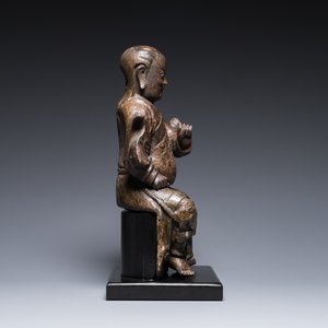 A Chinese lacquered and polychromed wood sculpture of a Buddhist guardian, Ming — 照片 3