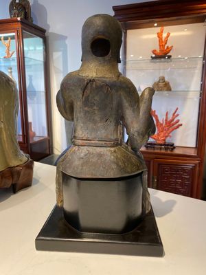 A Chinese lacquered and polychromed wood sculpture of a Buddhist guardian, Ming — photo 5