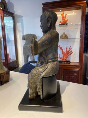 A Chinese lacquered and polychromed wood sculpture of a Buddhist guardian, Ming — photo 6