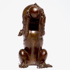 A Chinese lacquered bronze censer modelled as a buddhist lion with a brocade ball, Ming — 照片 3
