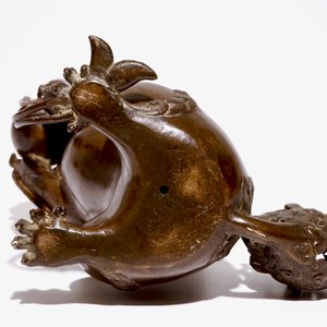 A Chinese lacquered bronze censer modelled as a buddhist lion with a brocade ball, Ming — 照片 7