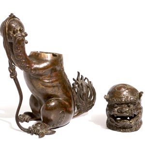 A Chinese lacquered bronze censer modelled as a buddhist lion with a brocade ball, Ming — 照片 8