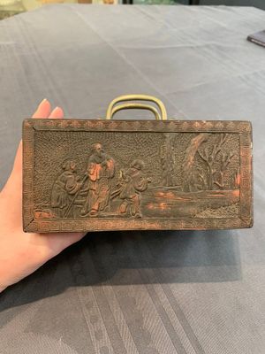 A Chinese lacquered hardwood jewellery box with a collection of 17 jade wares, 18/19th C. — photo 2