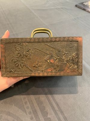 A Chinese lacquered hardwood jewellery box with a collection of 17 jade wares, 18/19th C. — photo 4