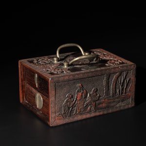 A Chinese lacquered hardwood jewellery box with a collection of 17 jade wares, 18/19th C. — photo 2