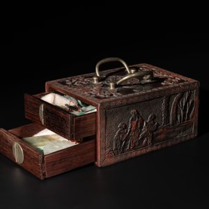 A Chinese lacquered hardwood jewellery box with a collection of 17 jade wares, 18/19th C. — photo 3