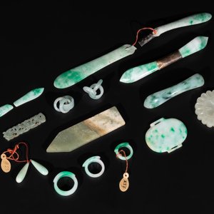 A Chinese lacquered hardwood jewellery box with a collection of 17 jade wares, 18/19th C. — photo 4