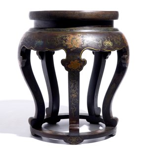 A Chinese lacquered wood and cloisonné stand, 20th C. — 照片 2