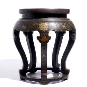A Chinese lacquered wood and cloisonné stand, 20th C. — 照片 3