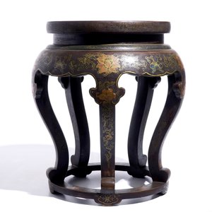 A Chinese lacquered wood and cloisonné stand, 20th C. — 照片 4