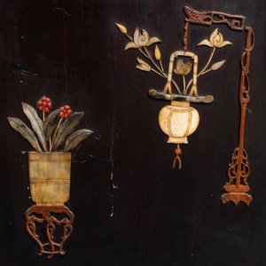 A Chinese lacquered wooden screen embellished with bone, wood and various stones, 18/19th C. — photo 14