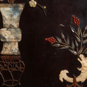 A Chinese lacquered wooden screen embellished with bone, wood and various stones, 18/19th C. — photo 6