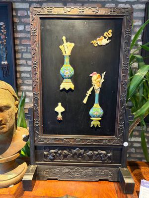 A Chinese lacquered wooden table screen with jade and cloisonné, and a pair of wall panels embellished with jade, bone, and wood, 20th C. — foto 1