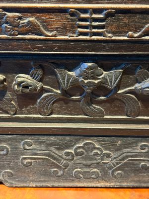 A Chinese lacquered wooden table screen with jade and cloisonné, and a pair of wall panels embellished with jade, bone, and wood, 20th C. — foto 11