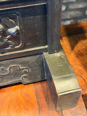 A Chinese lacquered wooden table screen with jade and cloisonné, and a pair of wall panels embellished with jade, bone, and wood, 20th C. — foto 12