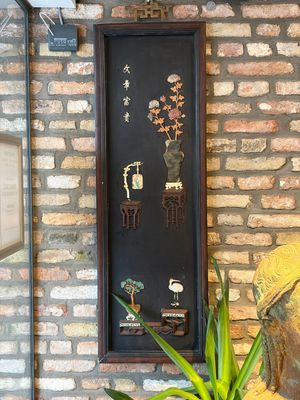 A Chinese lacquered wooden table screen with jade and cloisonné, and a pair of wall panels embellished with jade, bone, and wood, 20th C. — foto 13