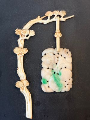 A Chinese lacquered wooden table screen with jade and cloisonné, and a pair of wall panels embellished with jade, bone, and wood, 20th C. — foto 17