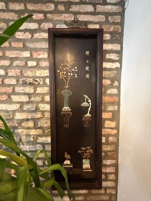 A Chinese lacquered wooden table screen with jade and cloisonné, and a pair of wall panels embellished with jade, bone, and wood, 20th C. — foto 21