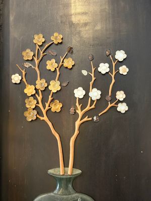 A Chinese lacquered wooden table screen with jade and cloisonné, and a pair of wall panels embellished with jade, bone, and wood, 20th C. — foto 23