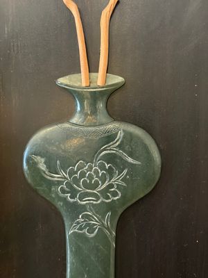 A Chinese lacquered wooden table screen with jade and cloisonné, and a pair of wall panels embellished with jade, bone, and wood, 20th C. — foto 24