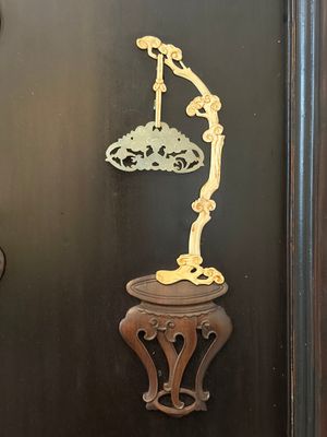 A Chinese lacquered wooden table screen with jade and cloisonné, and a pair of wall panels embellished with jade, bone, and wood, 20th C. — foto 26