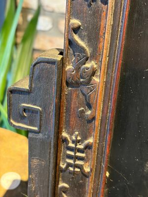 A Chinese lacquered wooden table screen with jade and cloisonné, and a pair of wall panels embellished with jade, bone, and wood, 20th C. — foto 8