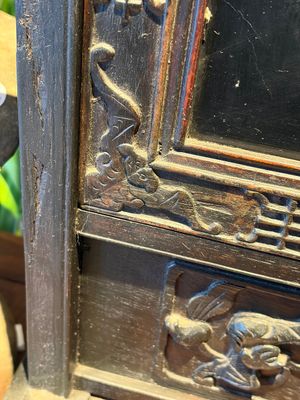 A Chinese lacquered wooden table screen with jade and cloisonné, and a pair of wall panels embellished with jade, bone, and wood, 20th C. — foto 9