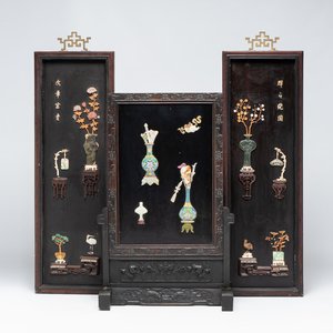 A Chinese lacquered wooden table screen with jade and cloisonné, and a pair of wall panels embellished with jade, bone, and wood, 20th C. — foto 1