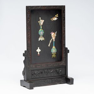 A Chinese lacquered wooden table screen with jade and cloisonné, and a pair of wall panels embellished with jade, bone, and wood, 20th C. — foto 2