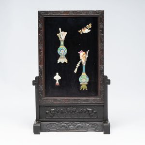 A Chinese lacquered wooden table screen with jade and cloisonné, and a pair of wall panels embellished with jade, bone, and wood, 20th C. — foto 3