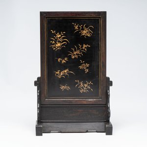 A Chinese lacquered wooden table screen with jade and cloisonné, and a pair of wall panels embellished with jade, bone, and wood, 20th C. — foto 4