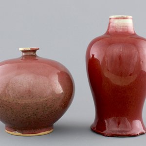 A Chinese langyao baluster-shaped vase and a peachbloom red vase, 19th C. — foto 1