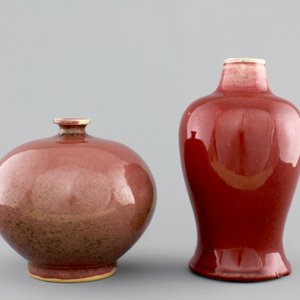 A Chinese langyao baluster-shaped vase and a peachbloom red vase, 19th C. — foto 2