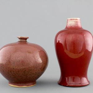 A Chinese langyao baluster-shaped vase and a peachbloom red vase, 19th C. — foto 3