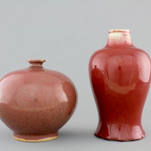 A Chinese langyao baluster-shaped vase and a peachbloom red vase, 19th C. — foto 4