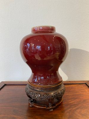 A Chinese langyao vase on a fine wooden base, 18/19th C. — 照片 1