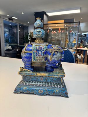 A Chinese lapis lazuli and cloisonné elephant on stand, 19/20th C. — photo 1