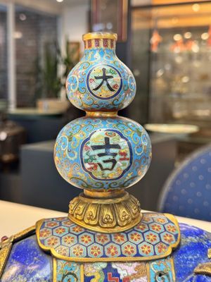 A Chinese lapis lazuli and cloisonné elephant on stand, 19/20th C. — photo 11