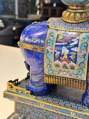 A Chinese lapis lazuli and cloisonné elephant on stand, 19/20th C. — photo 15