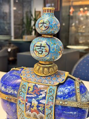 A Chinese lapis lazuli and cloisonné elephant on stand, 19/20th C. — photo 16