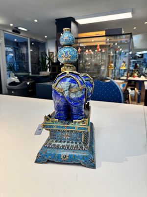 A Chinese lapis lazuli and cloisonné elephant on stand, 19/20th C. — photo 2